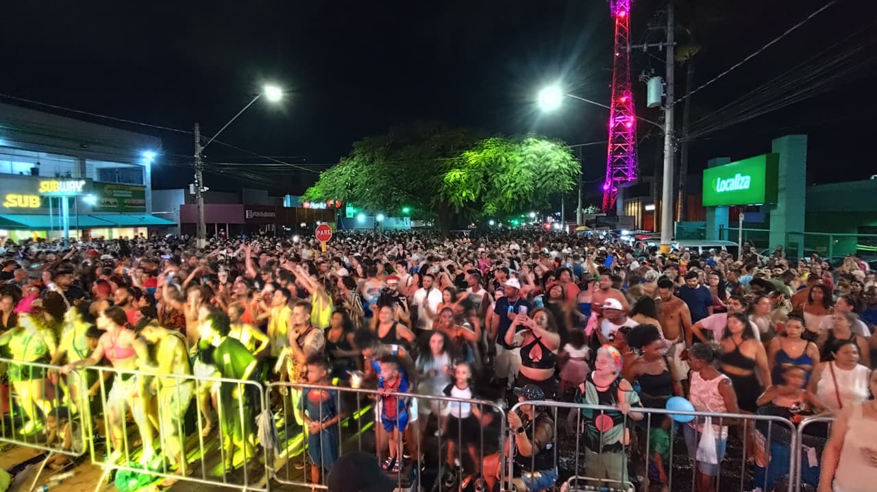 Foto 11 de 17 — Foi pra Bento? Veja como ficou a avenida no Carnaval 2026 em Araraquara